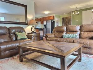 DoubleDen- AC, Hot Tub, Fire pit, Grill, Game Room