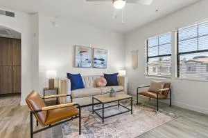 CozySuites Glendale by the stadium w pool! 11 - 格伦代尔