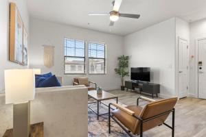 CozySuites Glendale by the stadium w pool! 11