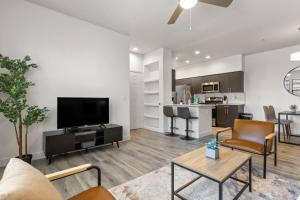 CozySuites Glendale by the stadium w pool! 11