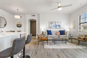 CozySuites Glendale by the stadium w pool! 11