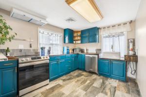 Charming Family-Friendly 2 Bedroom 1 Bathroom Retreat Near Astoria & Beach