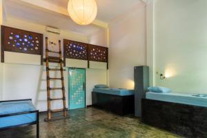 Giường Đơn Trong Phòng Nghỉ Tập Thể Cho Cả Nam Và Nữ (Single Bed in Mixed Dormitory Room)