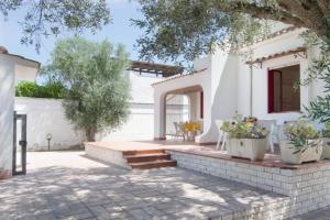 Villa Antonella con Piscina nel Boomerang Village a Torre Colimena