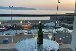 Luxurious apartment with balcony and sea views