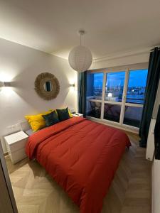 PARIS PANTIN Magnifique Appartement 4 pièces de 108m2 avec 2 PARKING intérieur - très cosy pour 1 à 12 personnes - Entièrement refait à neuf ENTIRE APARTMENT LUXURIOUS AND WARM - PANTIN PARIS 19 ème FREE WIFI GRATUIT