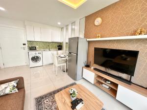 PALMTREE BREEZE Condo in Amazon Residence