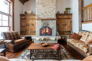 Luxe Chalet Ski On Off Hot Tub Pool and Views - Wallingford