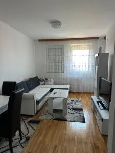 Stan u Bijeljini- iznajmljivanje - Dvorovi