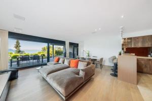 Charming and Spacious Residence in the Heart of Brent by GuestLee