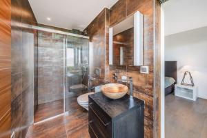 Charming and Spacious Residence in the Heart of Brent by GuestLee