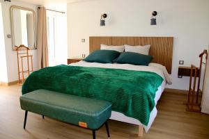 B&B / Chambres d'hotes La Villa Mirabelle 2min d'Arromanches-les-Bains : Chambre Familiale avec Terrasse 