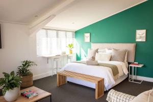 Hermanus Waterfront, Sea View Apartment with Balcony