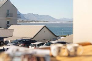 Hermanus Waterfront, Sea View Apartment with Balcony
