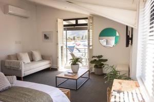 Hermanus Waterfront, Sea View Apartment with Balcony