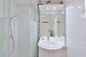 LES BEAUX JOURS Super nice flat for 3 with AC, balcony & view