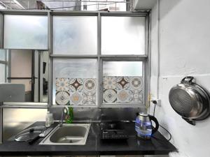 Old Quarter Duys spacious 2-floor apartment, next to Train Cafe street