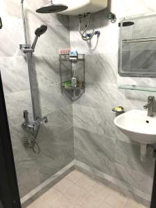 Old Quarter Duys spacious 2-floor apartment, next to Train Cafe street