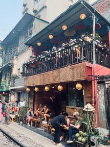 Old Quarter Duys spacious 2-floor apartment, next to Train Cafe street