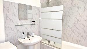 Appartements Suite Cinnabar - Check in h24 - Wifi : photos des chambres