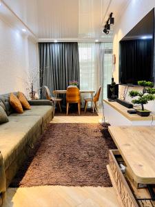 Люкс апартаменты с отдельной спальней в Batumi View