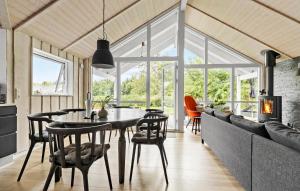 Three-Bedroom Holiday Home In Glesborg