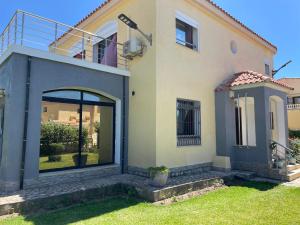 Villa de Luxe avec Vue sur Mer, Grand Jardin et Piscine Privée à Tabarka