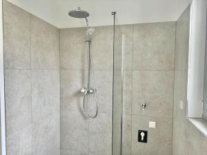 Rooftop Apartment with Balcony & Free Parking