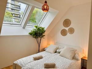 Rooftop Apartment with Balcony & Free Parking