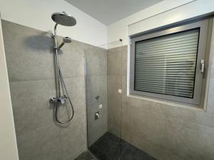 Rooftop Apartment with Balcony & Free Parking