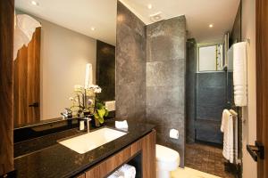 Prime 2BR Condo, Rooftop Pool and Gym