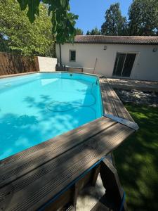 Maison au calme, piscine, terrain de pétanque