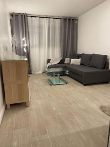 T1 standing LA DÉFENSE - 10 min PARIS & U ARENA