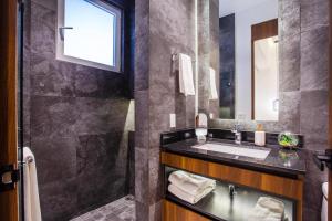 Chic Condo with Scenic Views, Pool and Gym