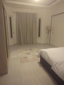 فيلا فاخره بحمام سباحه مكونه من 7 غرفه نوم امام مول العرب