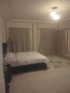 فيلا فاخره بحمام سباحه مكونه من 7 غرفه نوم امام مول العرب