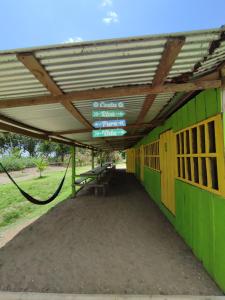 Habitación compartida con tres comidas incluidas y dos horas de electricidad diarias