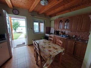 Kis vízparti házikó