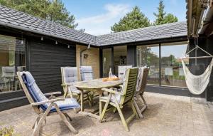 2 Bedroom Nice Home In Store Fuglede