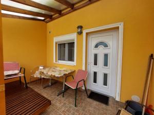 Kis vízparti házikó