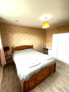 3 Bed Serviced Accommodation with Free Parking & Tram Stop, 10 minutes from Airport and Center