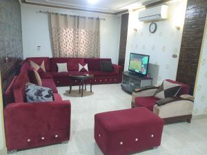 حدائق الأهرام شارع الجيش شقه غرفتان رسيبشن كبير وحمام ومطبخ مكيفه بالكامل تراس كبير تربيزه بلياردو وبنج