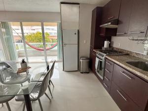 Brisas Shores 209 Beachfront Apartment with terrace, Cancun Hotel Zone, 1 bedroom