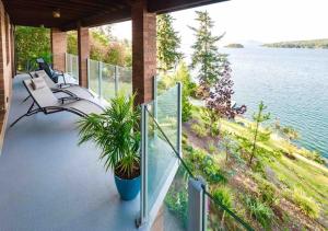OCEAN FRONT 2 BEDROOM SUITE with STUNNING VIEWS