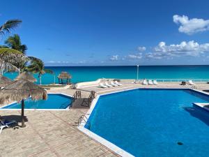 Brisas Shores 209 Beachfront Apartment with terrace, Cancun Hotel Zone, 1 bedroom