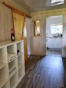 Domek nad jeziorem przy lini brzegowej Górowychy, Pomorze