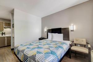 Queen Room - Non-Smoking room in Studio 6-Arlington TX - South - Dallas