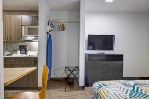 Queen Room - Disability Access - Non-Smoking room in Studio 6-Arlington TX - South - Dallas