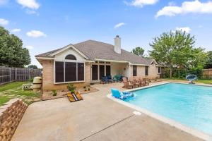 Extraordinary DFW Villa - Near Stadiums, Pool, Games & Fun