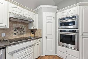 Extraordinary DFW Villa - Near Stadiums, Pool, Games & Fun